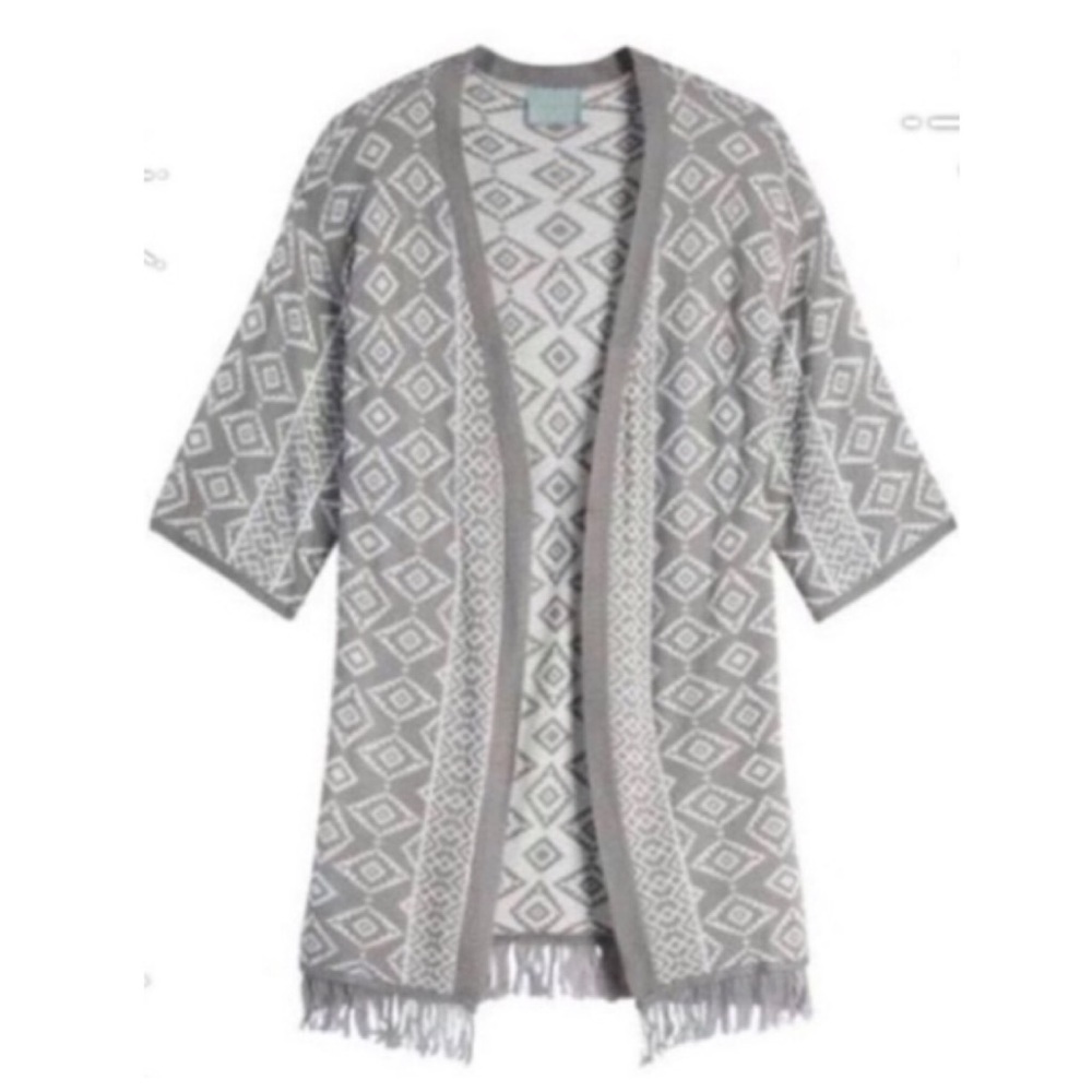 Skies Are Blue Printed Grey & White Fringe Kimono
